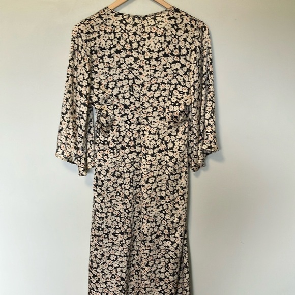 Zara wide sleeve v neck Floral Black and White Dress - Picture 6 of 6